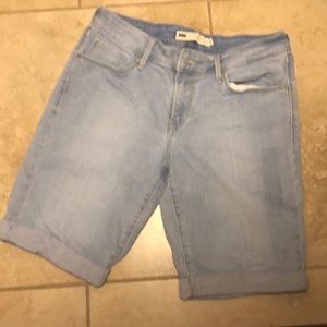 Women’s Levi shorts size 4!
